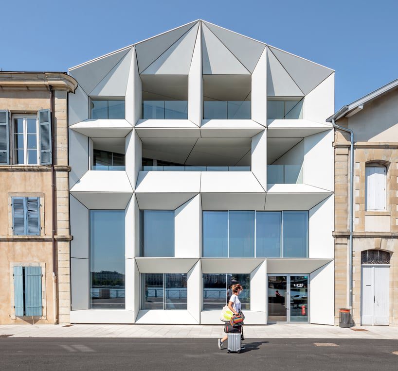 Des cadres d'angle creux forment la façade du cinéma d'art et d'essai en France
