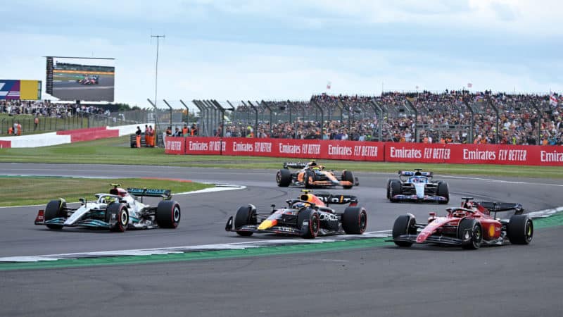 Lewis Hamilton Sergio Perez et Charles Leclerc s'affrontent à Silverstone lors du Grand Prix de Grande-Bretagne 2022