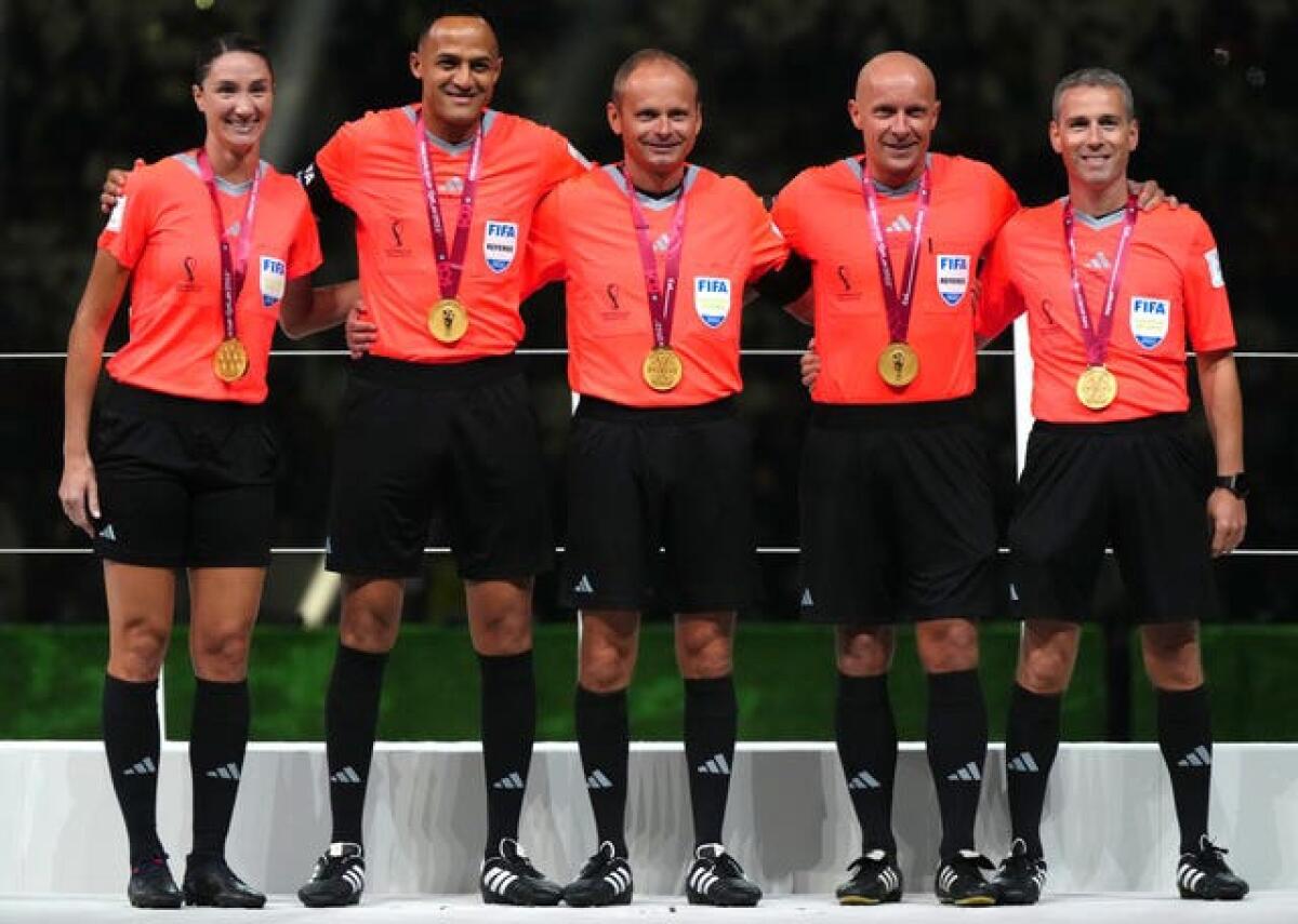 Match arbitres Kathryn Nesbitt, Ismail El-Fath, Pawel Sokolnicki, Simon Marciniak et Tomas Listkiewicz, de gauche à droite, après la finale de la Coupe du monde au Qatar.
