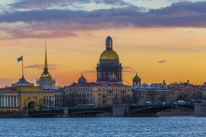 La ville de Saint-Pétersbourg est prête à offrir aux voyageurs des activités touristiques aux multiples aspects.